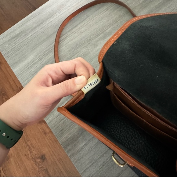 Vintage Dooney and Bourke All Weather Essex Arrowhead Black Leather Crossbody - Picture 8 of 9